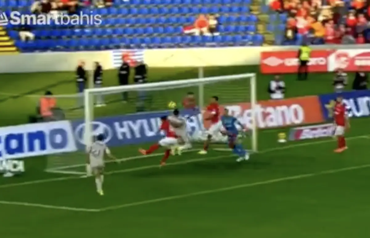 Imagem de contexto do artigo Pavlidis inaugurou de cabeça o marcador do Santa Clara-Benfica. Ora veja