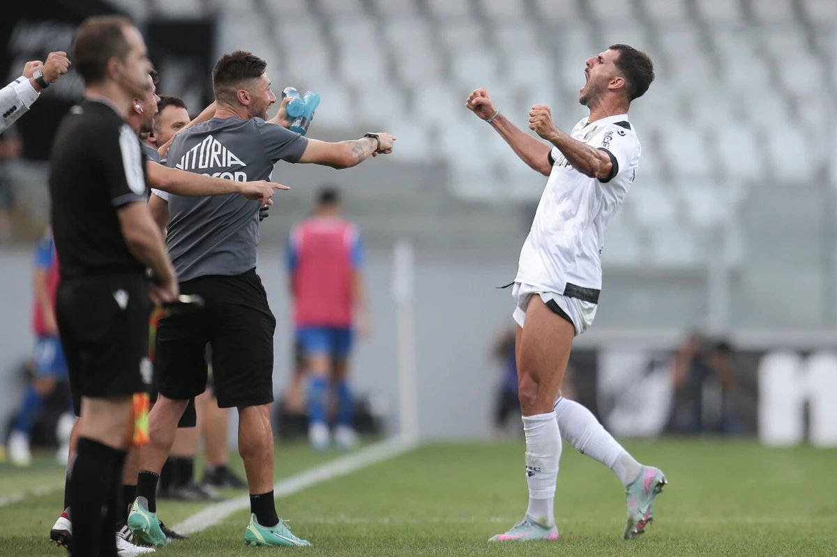 Nélson Oliveira marcou pontos na luta pela titularidade no ataque vitoriano (créditos: LUSA)