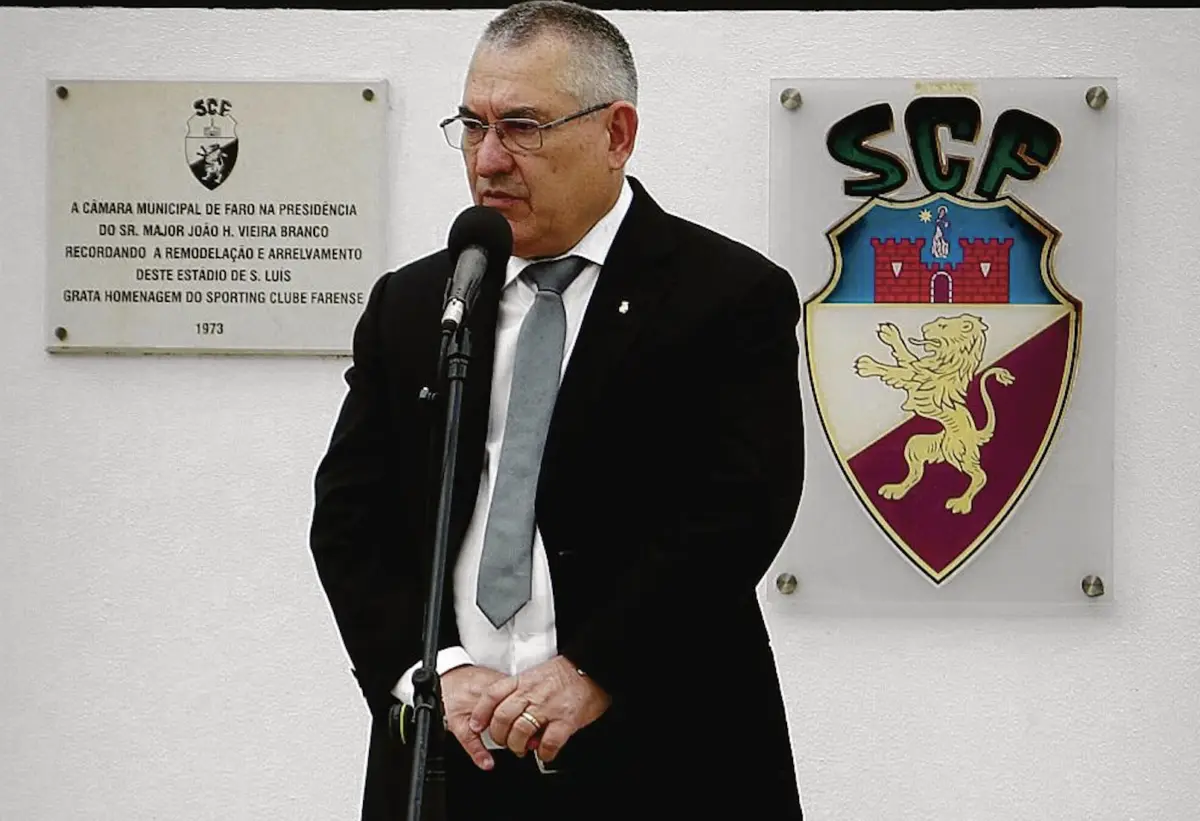 João Rodrigues esteve no hastear da bandeira (créditos: Farense)