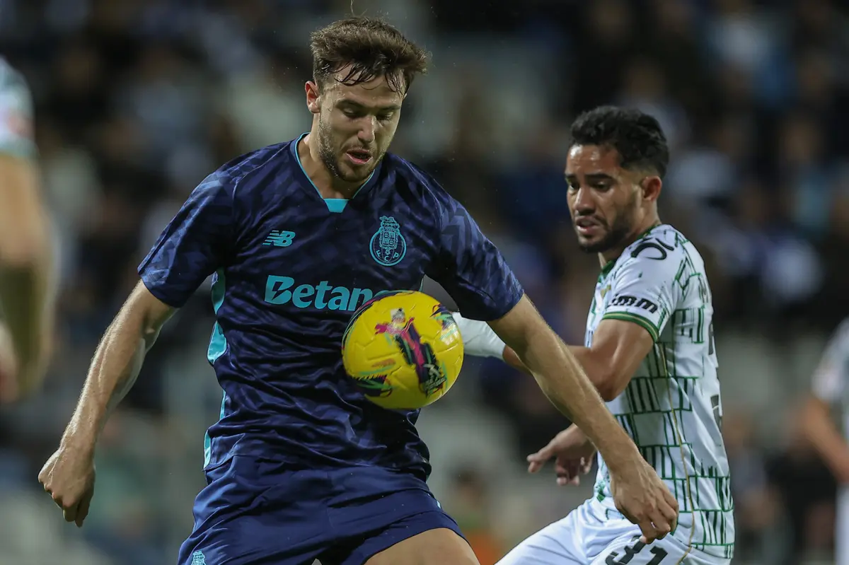 Nico cumpriu castigo na Liga EUropa e volta a ser opção para Vítor Bruno (Créditos: Miguel Pereira)