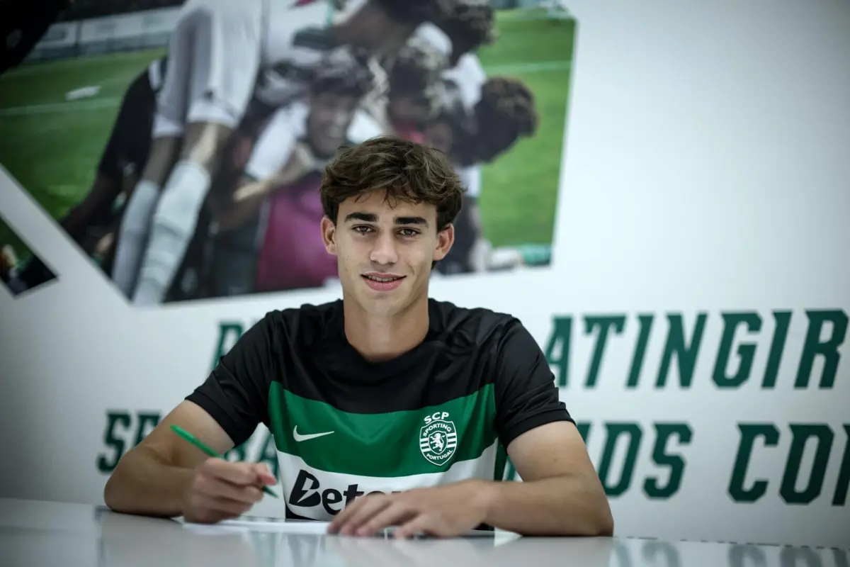 Imagem de contexto do artigo Central espanhol renova com Sporting: "O objectivo era chegar o mais rápido possível à equipa A ou B..."