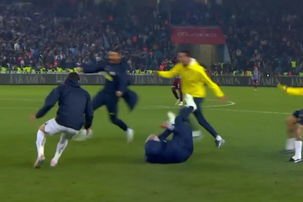 Imagem de contexto do artigo Fenerbahçe ganhou com golo aos 90+12' e Mourinho, eufórico, caiu nos festejos
