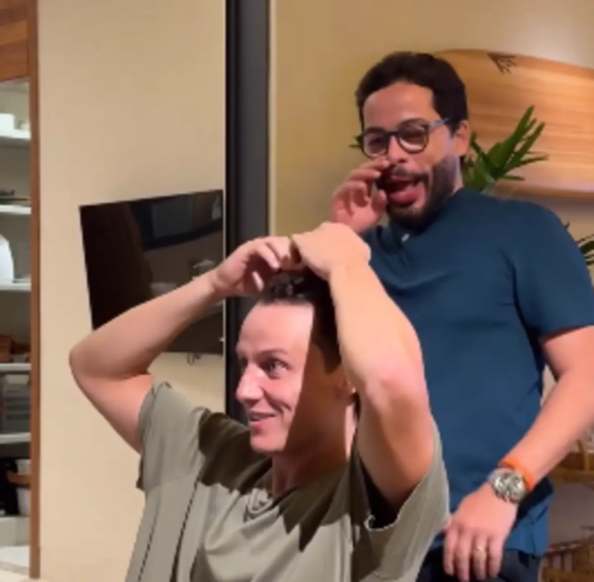 Imagem de contexto do artigo Já tinha visto David Luiz de cabelo curto? "Rejuvenesci muito, onde está a calvície?"