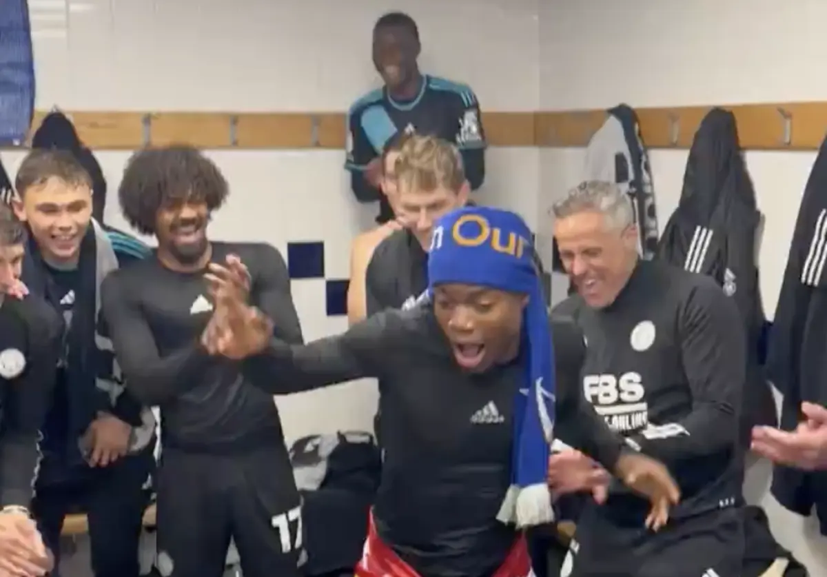Imagem de contexto do artigo Leicester confirmou conquista do Championship e Fatawu foi o rei da festa no balneário. Ora veja
