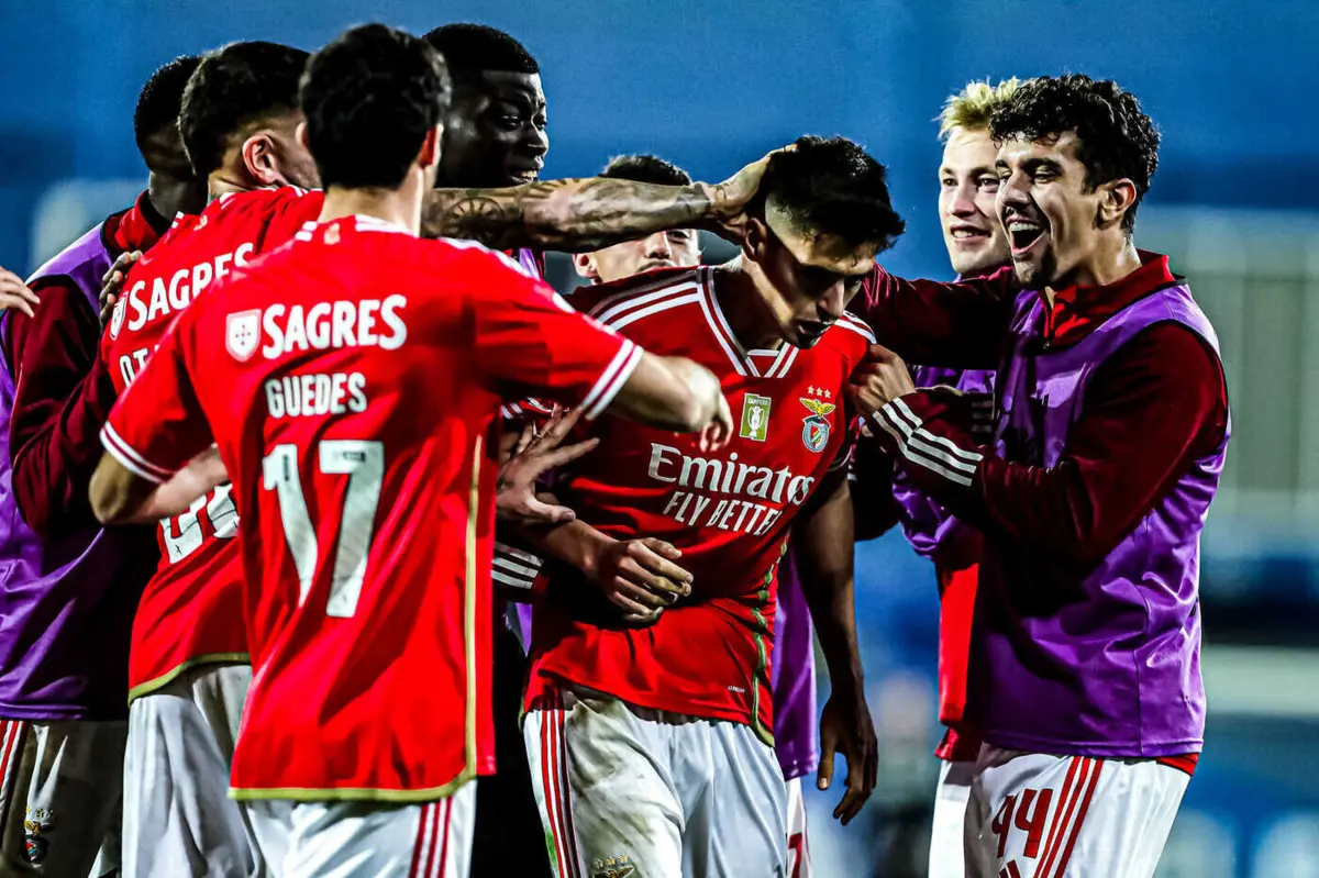 O central António Silva apontou, nos instantes finais do desafio, o golo do triunfo "encarnado"
