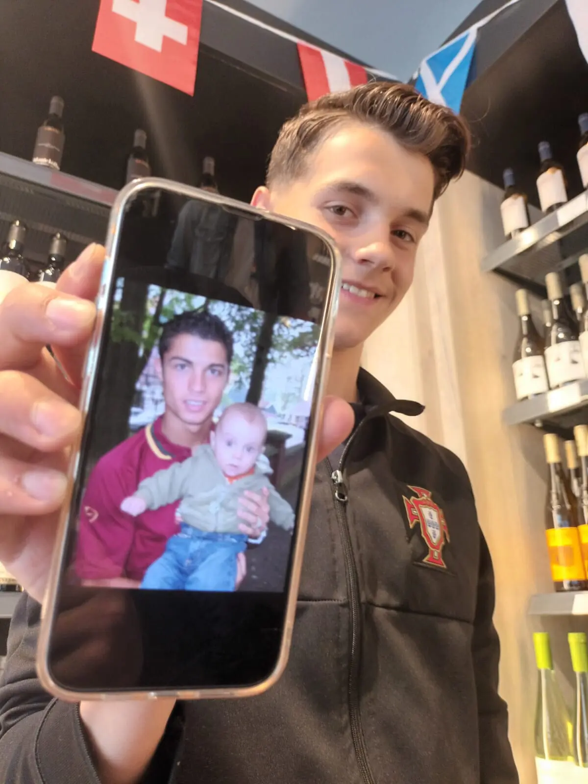 Imagem de contexto do artigo O cantinho luso de Gutersloh e o filho que tem fotos com toda a Seleção de 2006