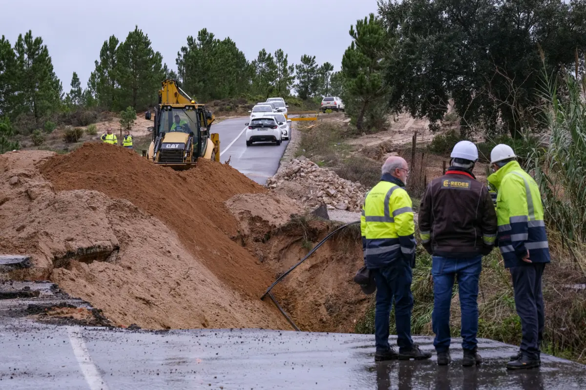 Inundações causaram o abatimento de um troço de uma estrada em Azeitão, Setúbal