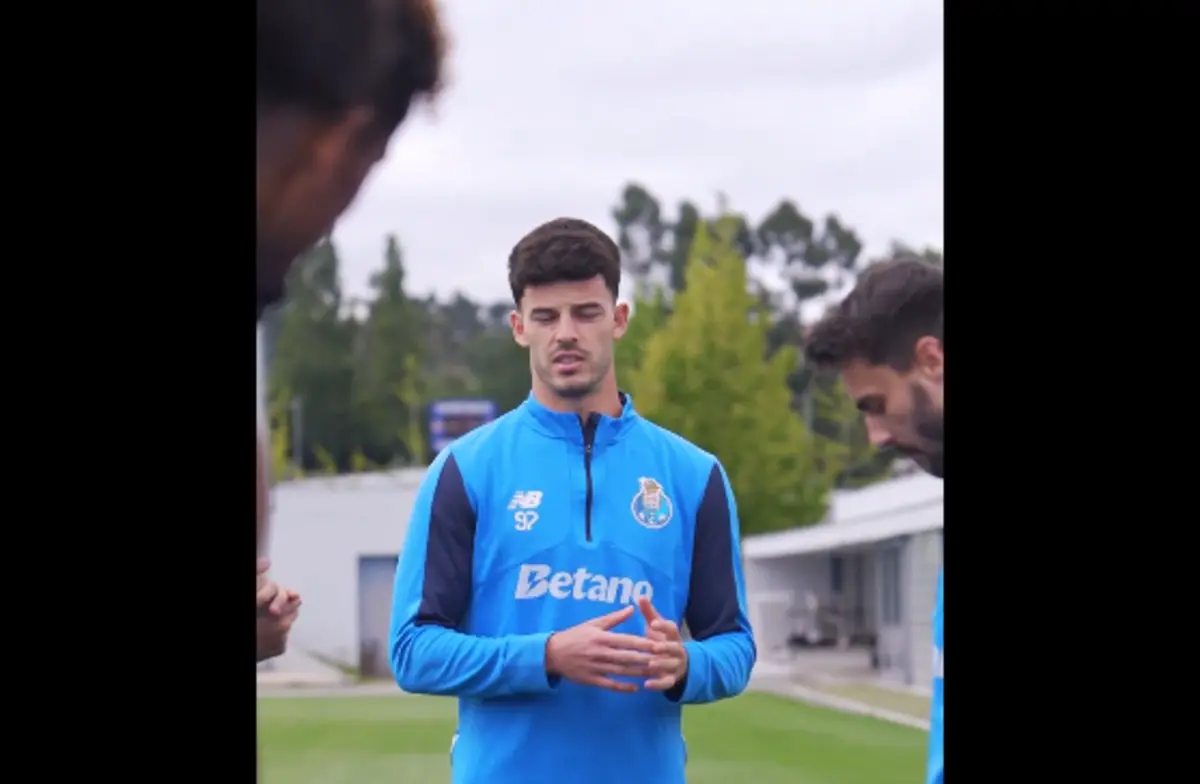 Imagem de contexto do artigo Zé Pedro vive "dia diferente" no FC Porto e não se livra de uns calduços