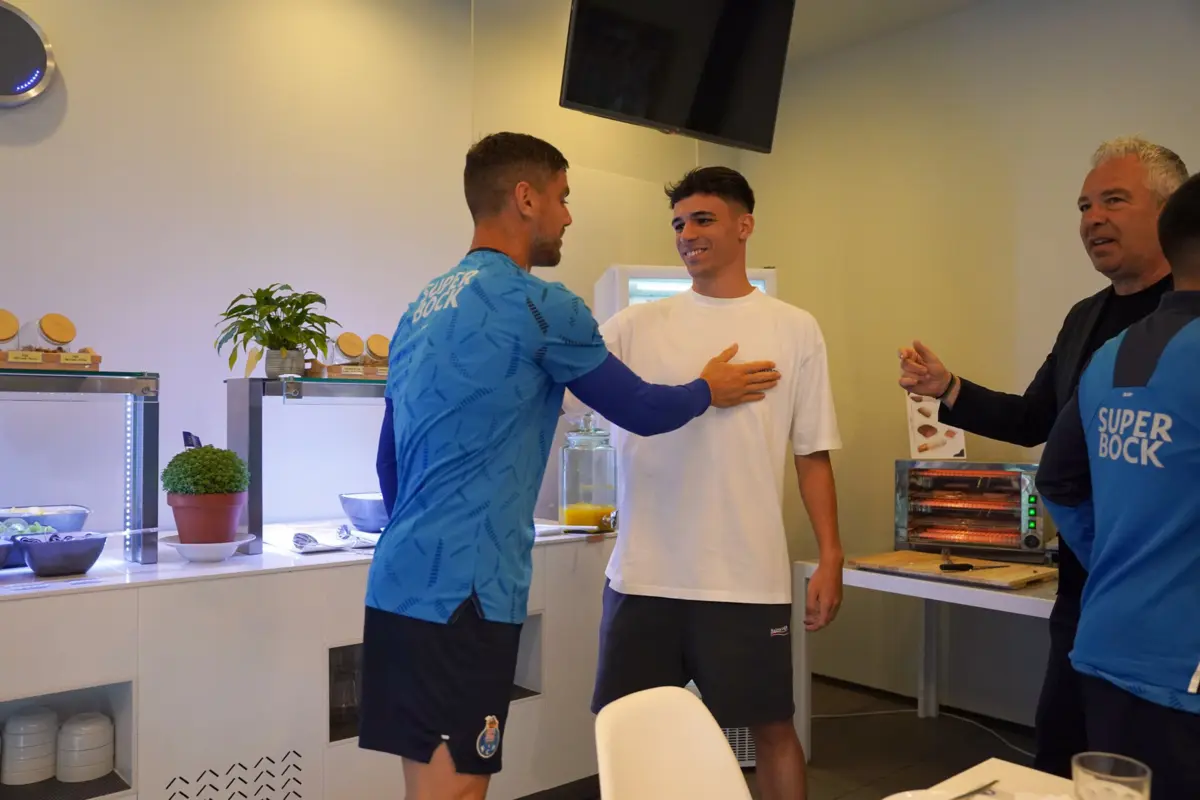 Imagem de contexto do artigo Gabri Veiga saudado pelos companheiros em dia de estreia no FC Porto