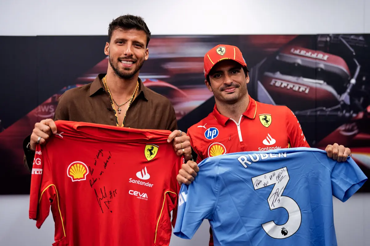 Rúben Dias e Carlos Sainz (Créditos: Scuderia Ferrari HP)
