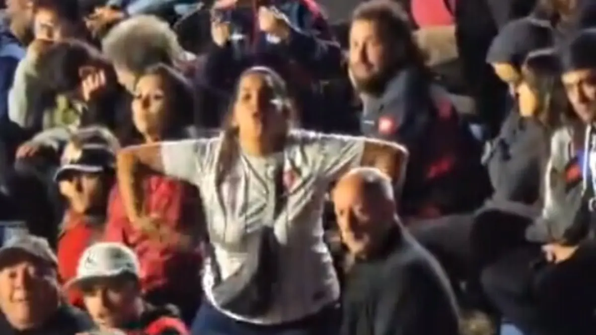 Adepta do San Lorenzo imita um macaco dirigindo-se aos adeptos do Palmeiras