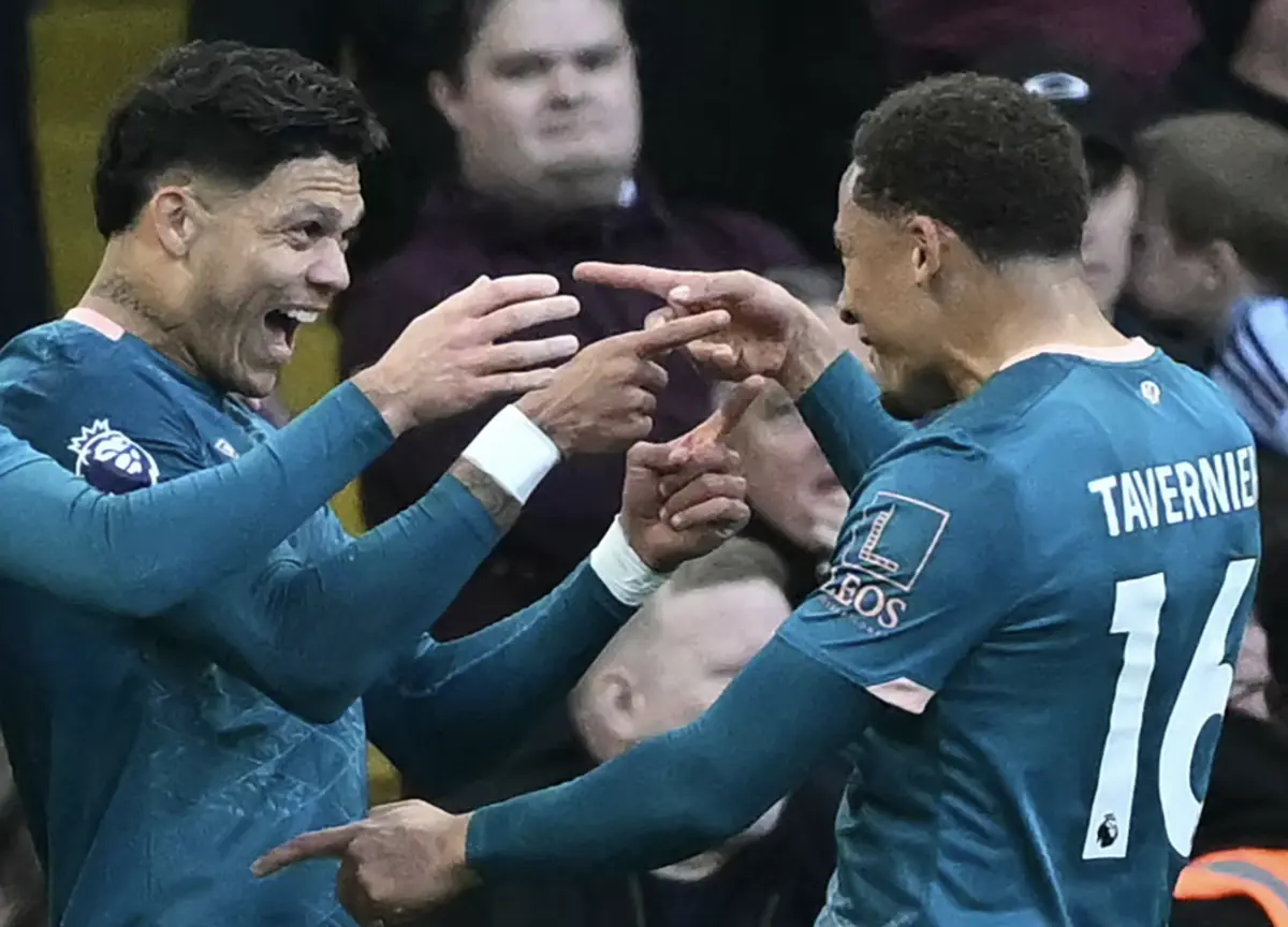 Evanilson e Tavernier (Créditos: AFC Bournemouth)