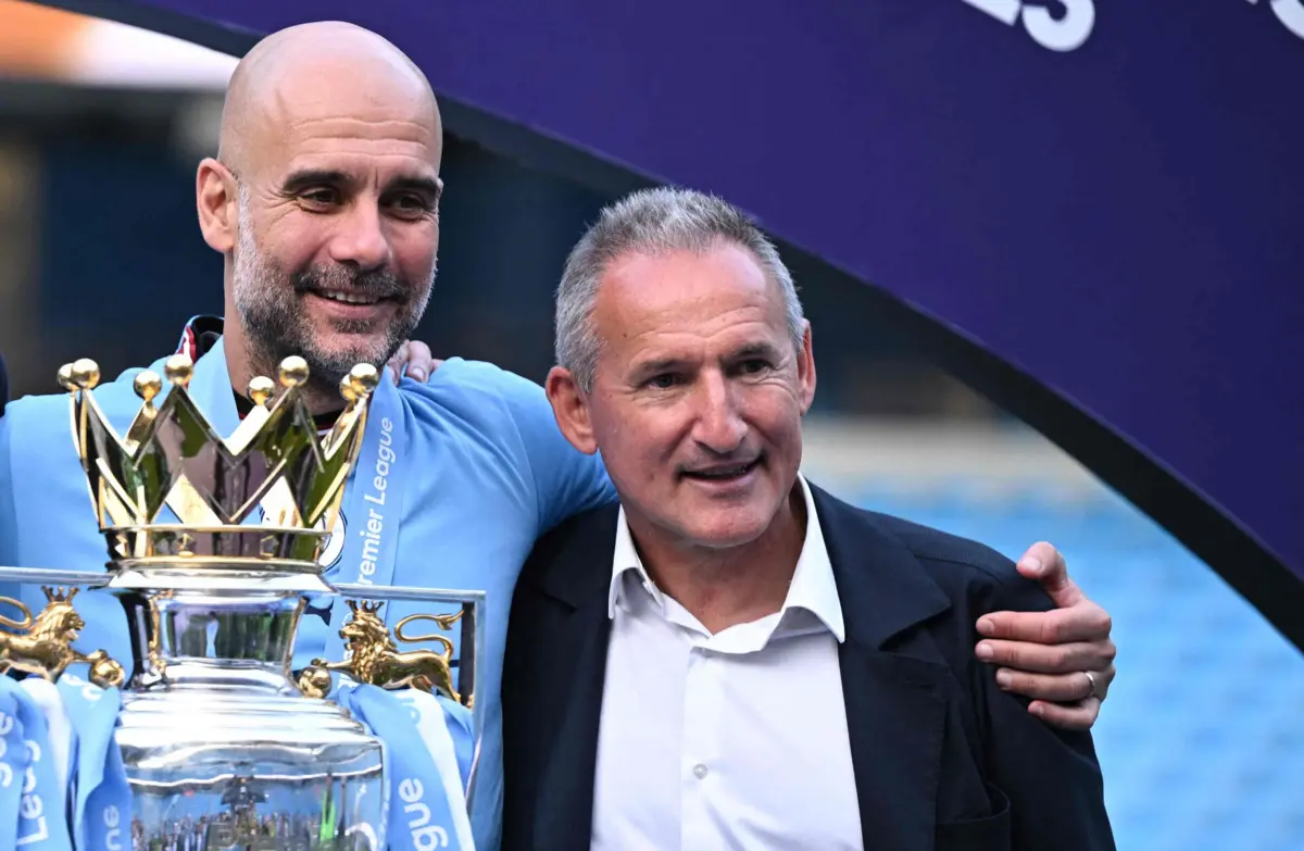 Pep Guardiola e Txiki Begiristain (Créditos: Oli Scarff/AFP)