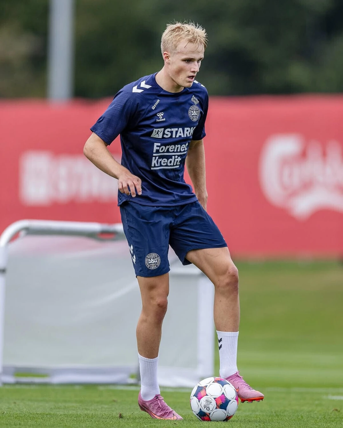 Victor Froholdt na seleção da Dinamarca (créditos: Dinamarca/instagram)