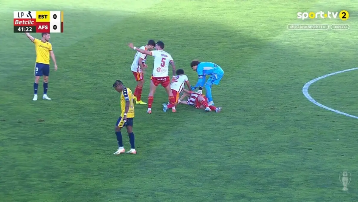 Imagem de contexto do artigo Grande susto no Estoril-Aves SAD: Kiki Afonso perde os sentidos e sai de maca