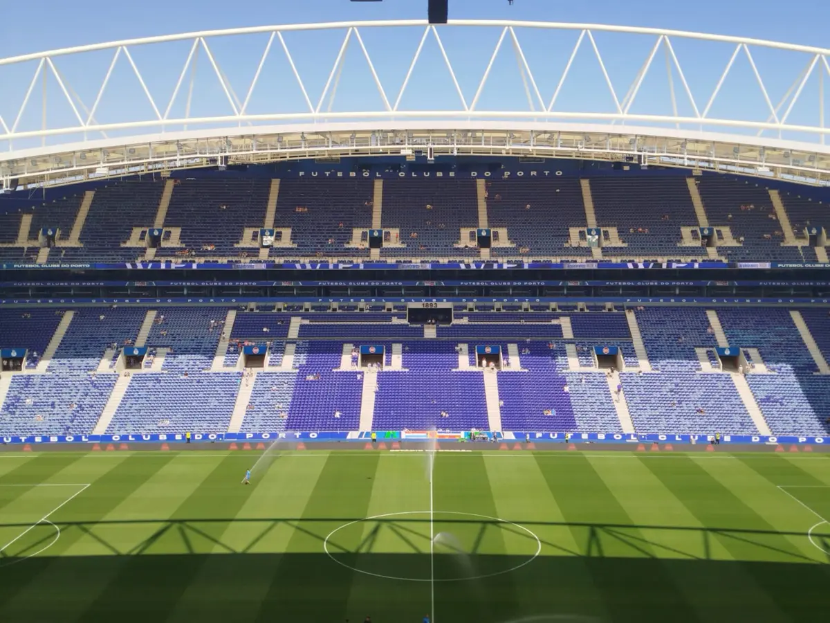 Novas cadeiras e "banners" no Estádo do Dragão