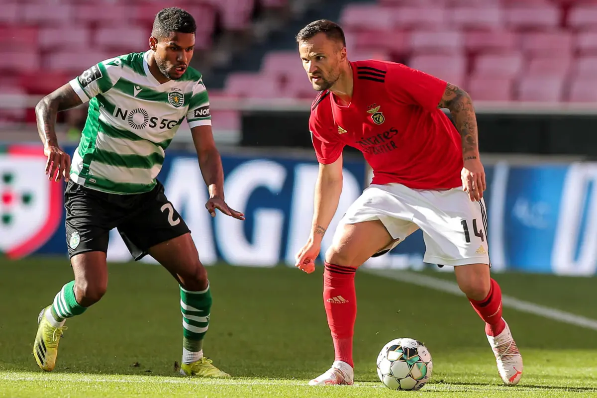 Matheus Reis e Seferovic (créditos: Gerardo Santos / Global Imagens)