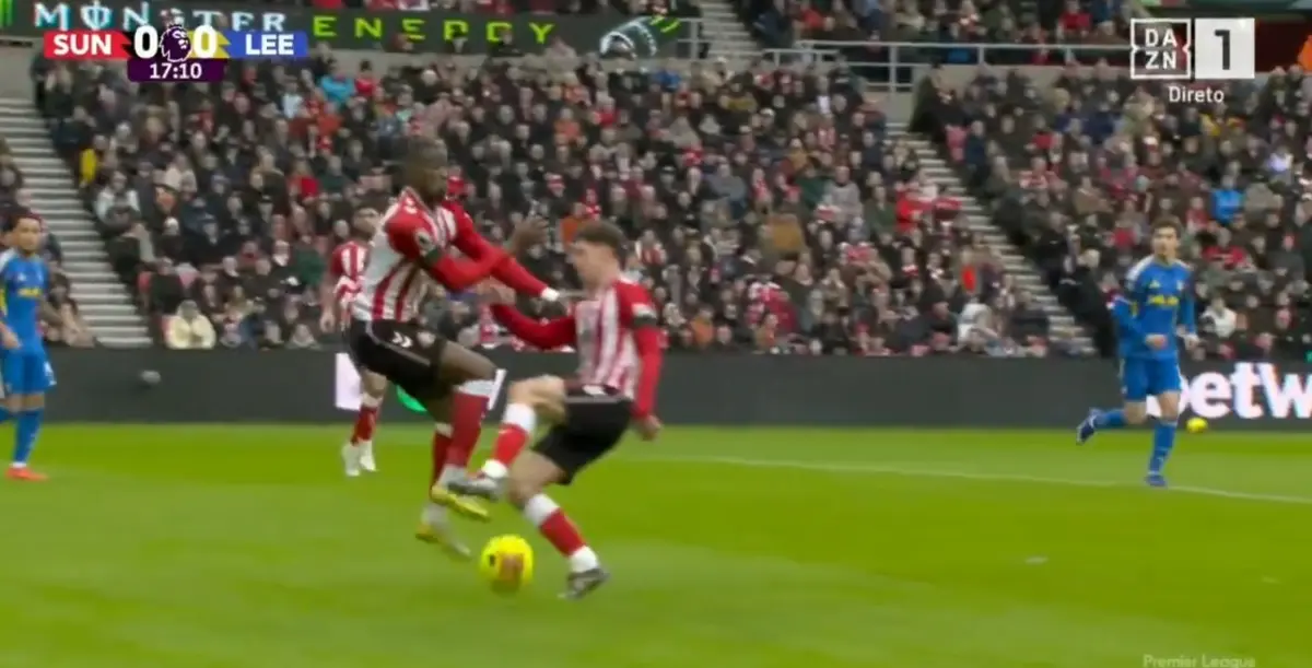 Imagem de contexto do artigo Insólito: dois jogadores do Sunderland foram à mesma bola e o resultado foi este