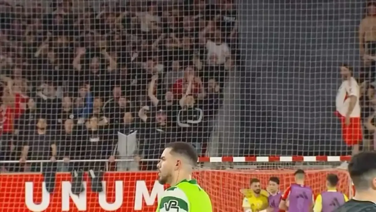 Adeptos do Benfica no clássico de futsal