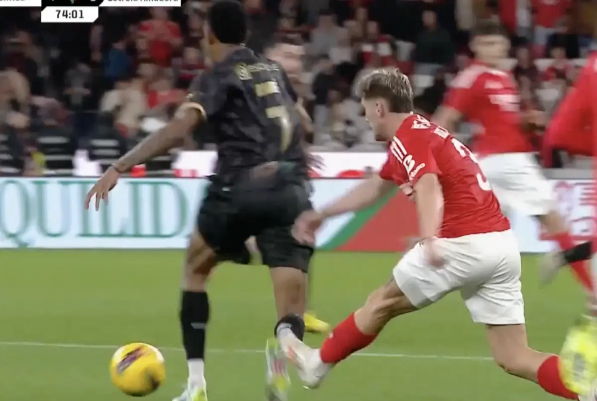 Imagem de contexto do artigo Tribunal O JOGO | Amarelo bem exibido a Rollheiser por falta sobre André Luiz?