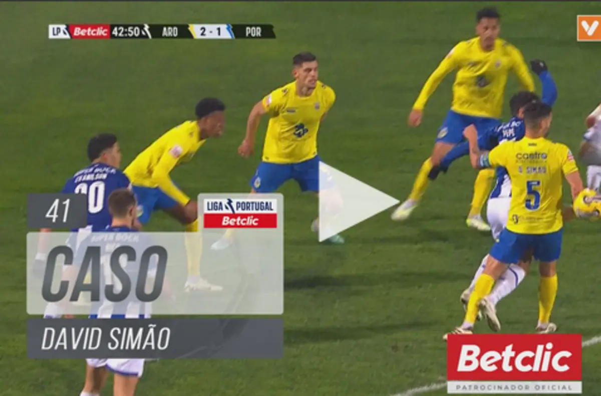 Imagem de contexto do artigo Mão de David Simão? FC Porto quer penálti em Arouca, Nuno Almeida não concorda