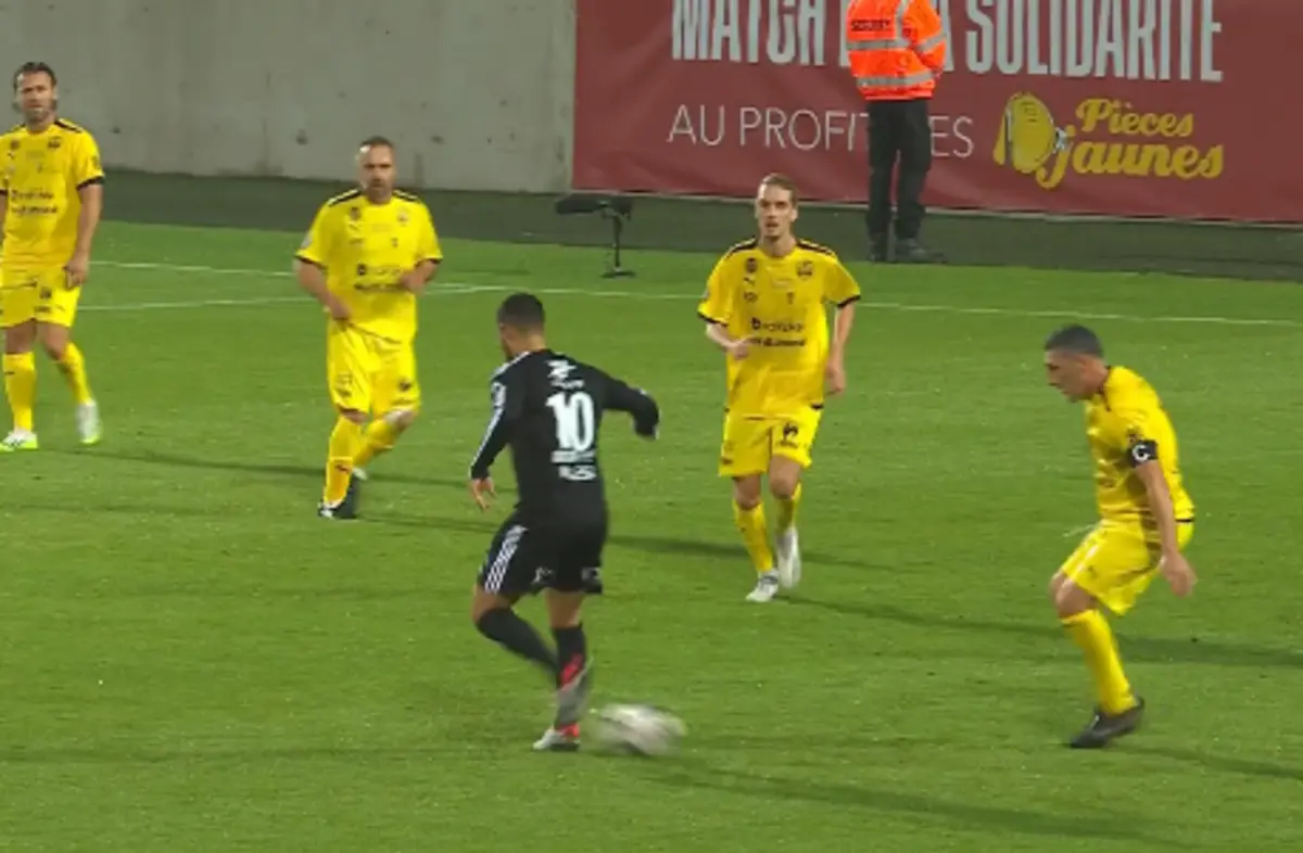 Imagem de contexto do artigo Hazard assiste de calcanhar o pai de Mbappé e confessa: "Já não estava a divertir-me"