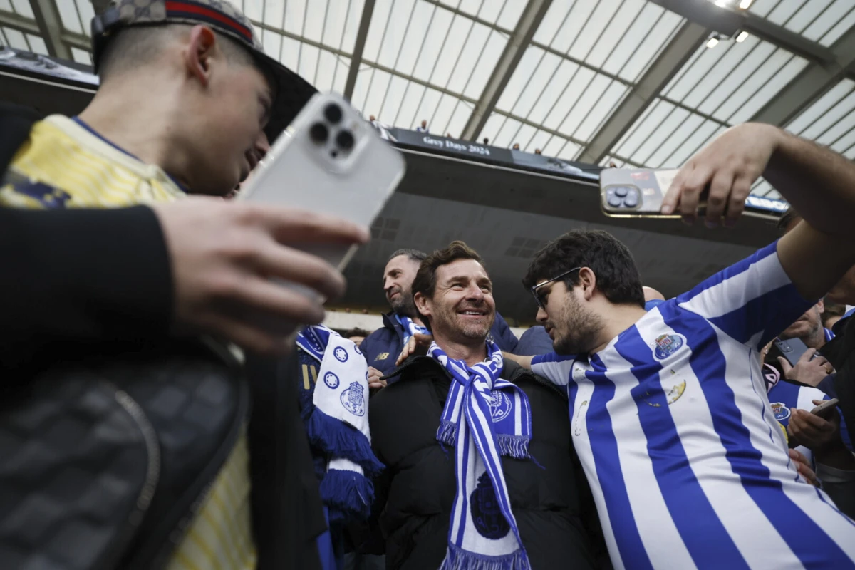 André Villas-Boas na bancada do Dragão (Créditos: Pedro Correia/Global Imagens)