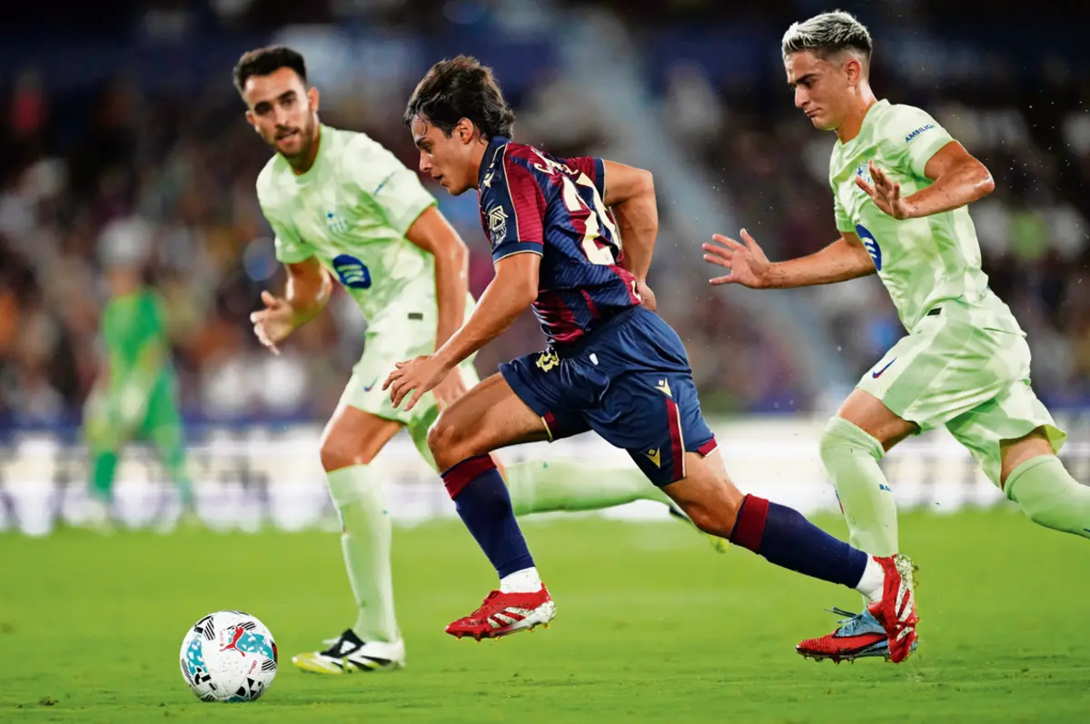 Carlos Álvarez com a camisola do Levante