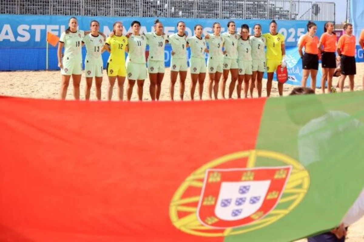 Seleção feminina de futebol de praia (créditos: FPF)