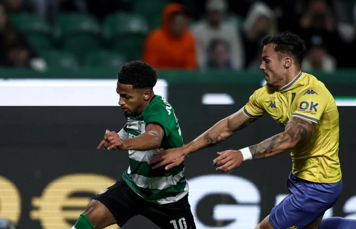Pedro Álvaro tenta travar Edwards (Créditos: Sporting Clube de Portugal)
