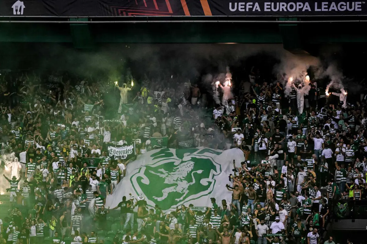 Pirotecnia de adeptos do Sporting contra a Atalanta