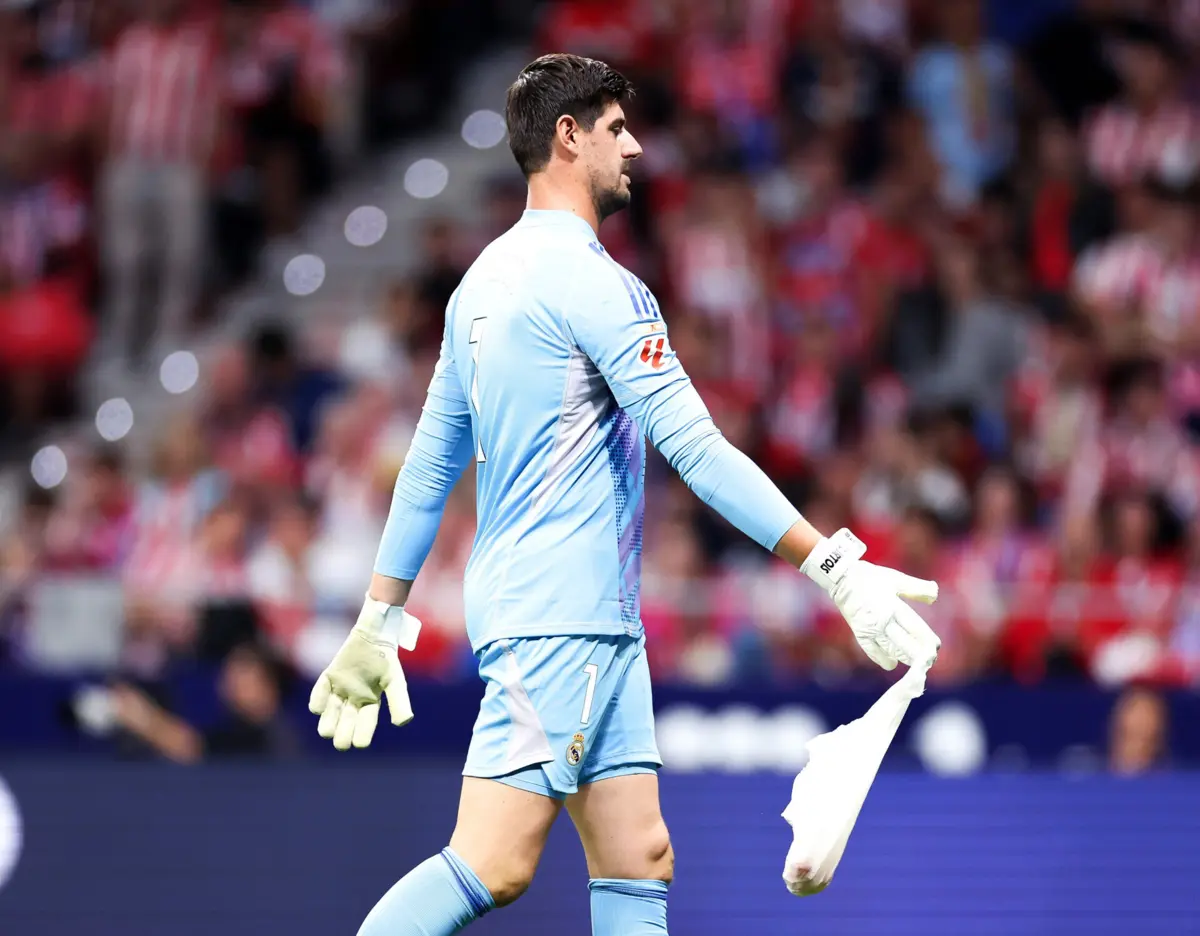 Courtois com um saco suspeito (créditos: X/@brfootball)