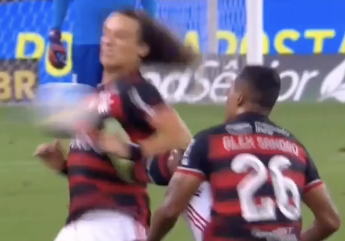 Imagem de contexto do artigo Entrada dura, abraço e pedido de cartão: ex-jogadores de Benfica e FC Porto em momento caricato