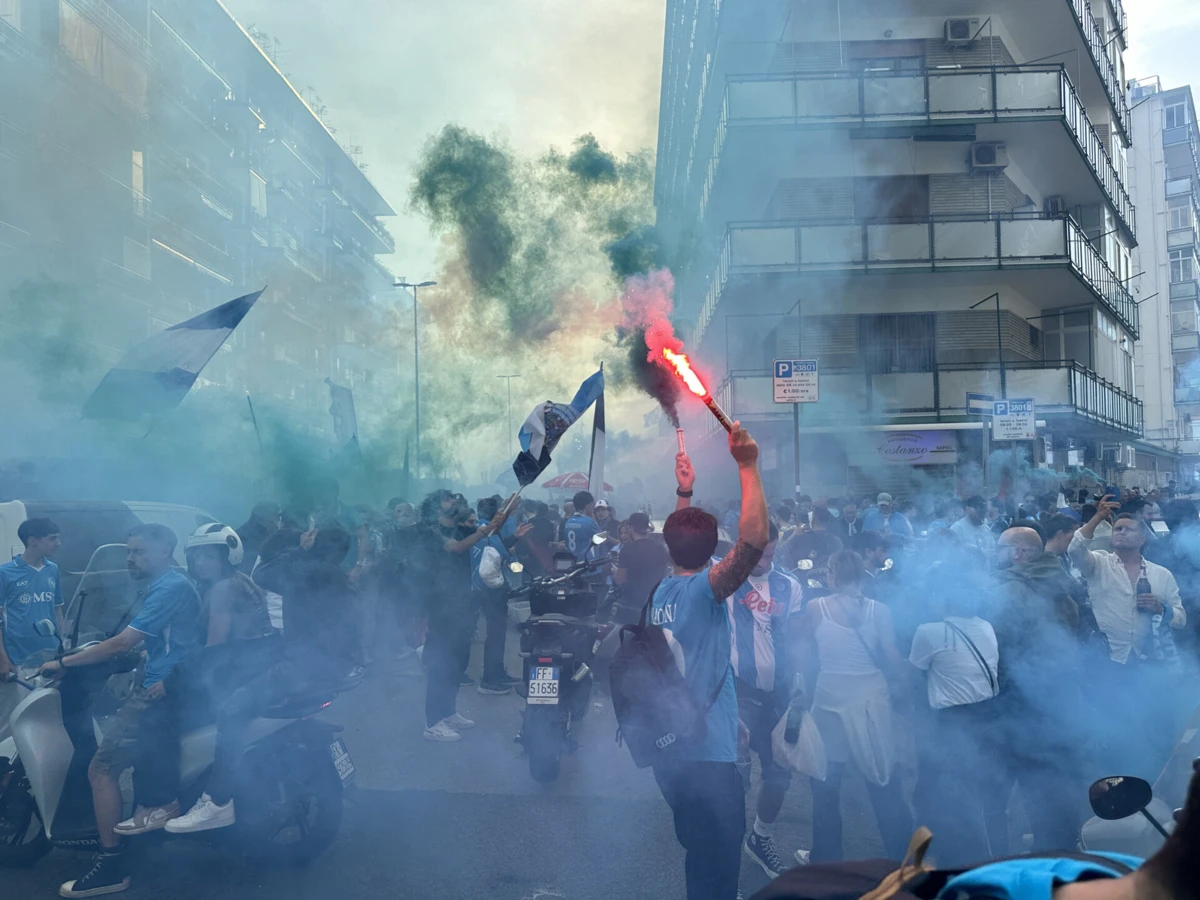 Imagem de contexto do artigo Adeptos do Nápoles em euforia já celebram o Scudetto a horas do jogo decisivo