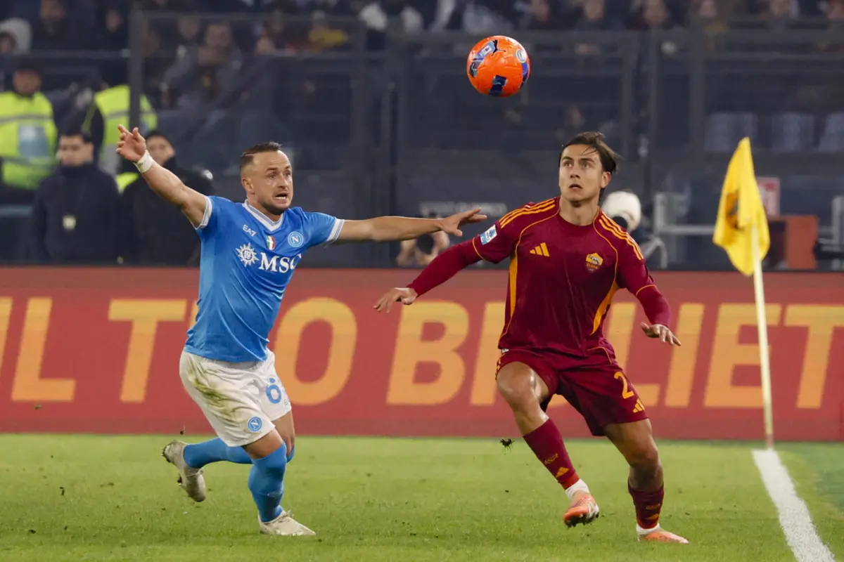 Dybala, craque da Roma, à direita