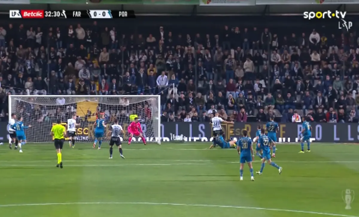 Imagem de contexto do artigo João Pinheiro sem dúvida: mão e penálti de Fábio Cardoso no Farense-FC Porto
