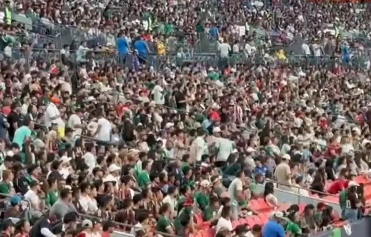 Imagem de contexto do artigo Descontentes com a goleada, adeptos do México invadem relvado e cantam "olé" à própria equipa
