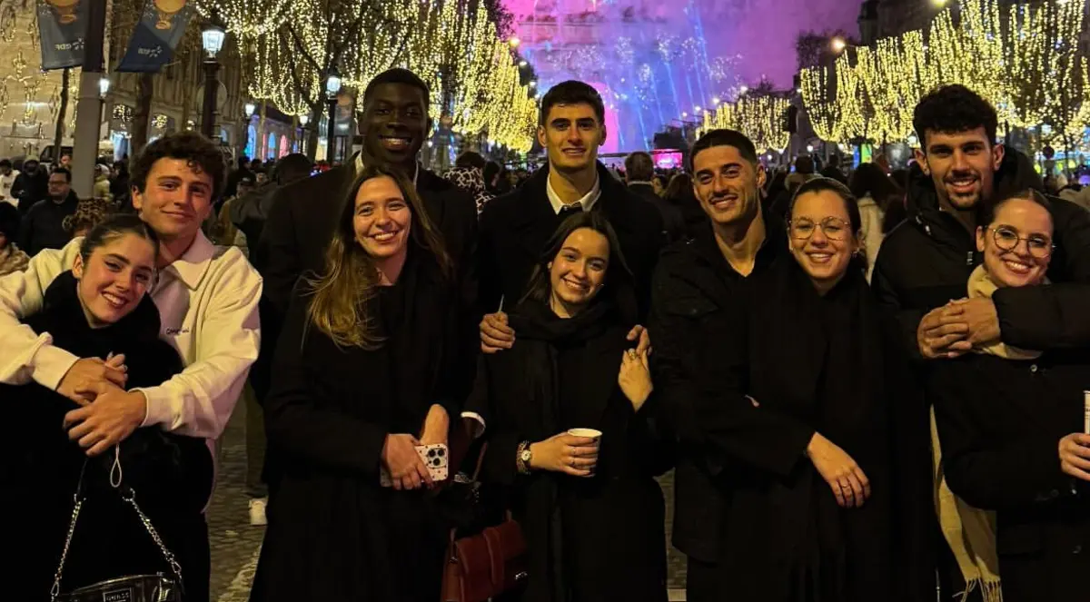 Imagem de contexto do artigo Quatro jogadores do Benfica foram ter com João Neves a Paris para a passagem de ano