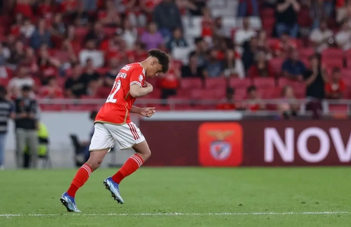 Diogo Spencer no momento da estreia pela equipa principal do Benfica (Créditos: Instagram do jogador)