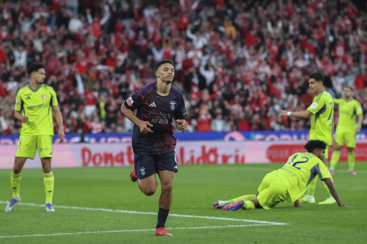Imagem de contexto do artigo Benfica-Aves SAD: Alexander Bah abre marcador no regresso de lesão