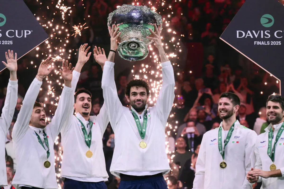Matteo Berrettini ergue troféu da Taça Davis