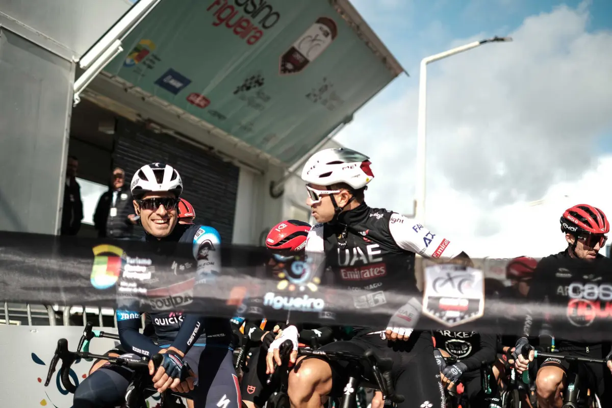 Mikel Landa, à esquerda, com Rui Oliveira (Créditos: Nuno Brites / Global Imagens)