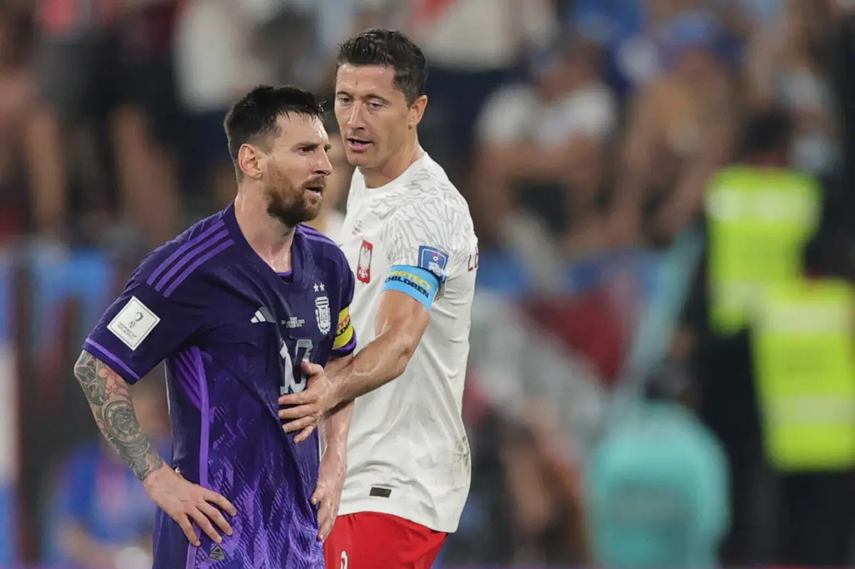 Messi ignora cumprimento de Lewandowski (Créditos: EPA)