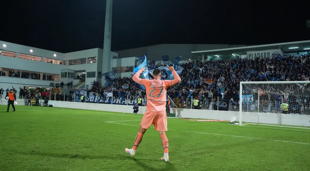 Imagem de contexto do artigo Deniz Gul vibrou ao som do cântico que os adeptos lhe dedicam