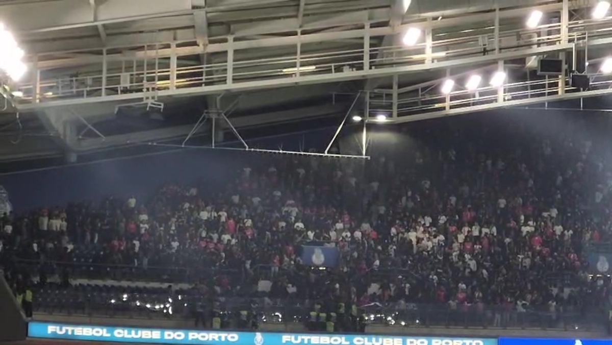 Imagem de contexto do artigo Clássico: polícia obrigada a intervir na zona dos adeptos do Benfica. Ora veja