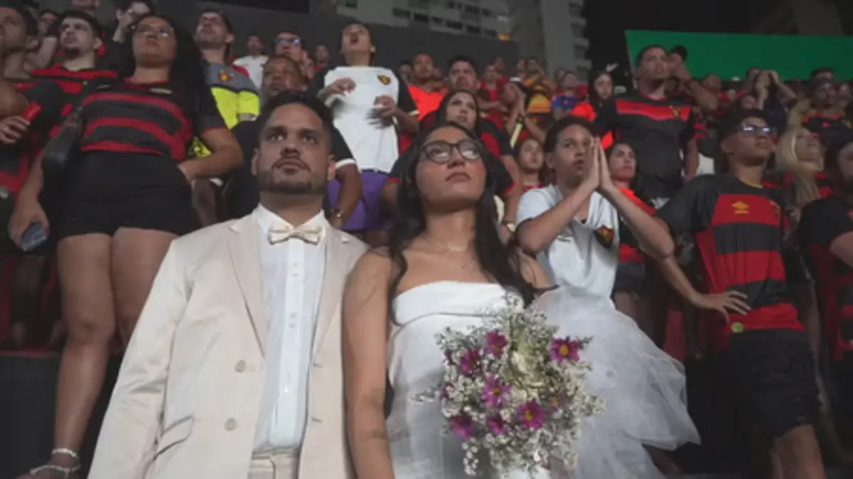 Imagem de contexto do artigo Lua de mel começou a ver o Sport do Recife de Pepa: "Azar no jogo, sorte no amor"