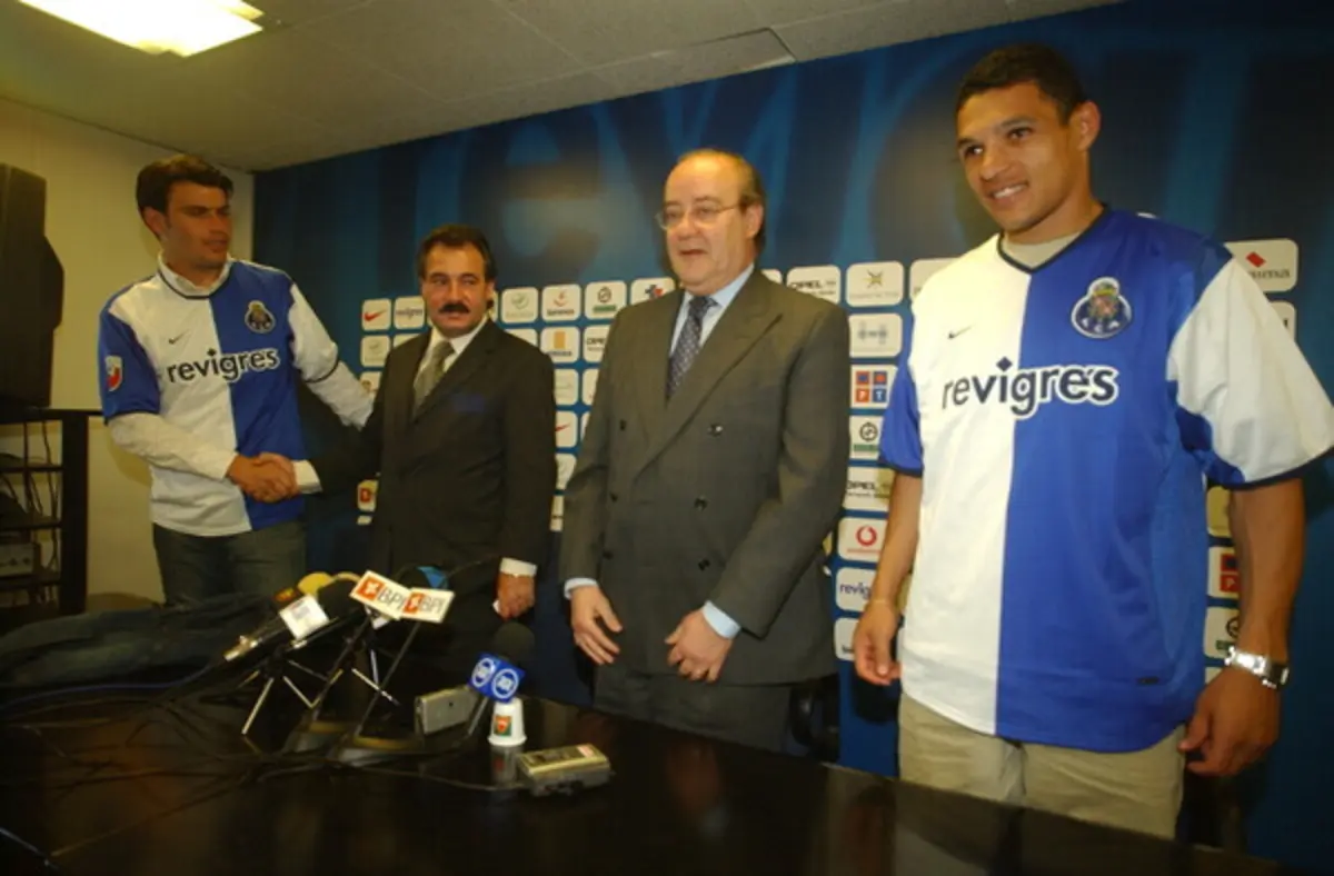 Pinto da Costa na apresentação de Derlei, em 2002 (créditos: arquivo)