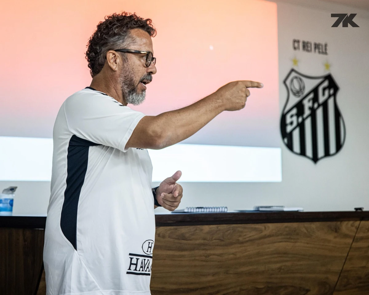 Imagem de contexto do artigo Oficial: Cléber Xavier sucede a Pedro Caixinha no comando do Santos
