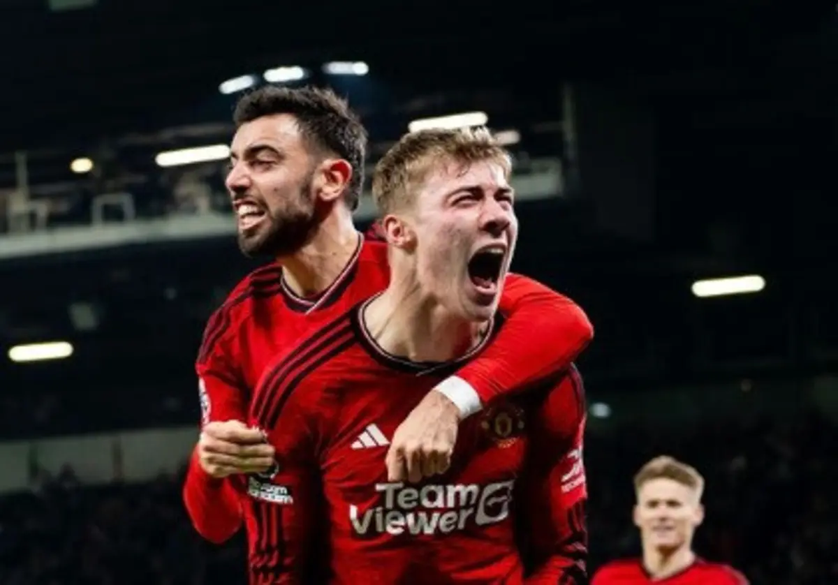 Bruno Fernandes e Hojlund (créditos: Manchester United)