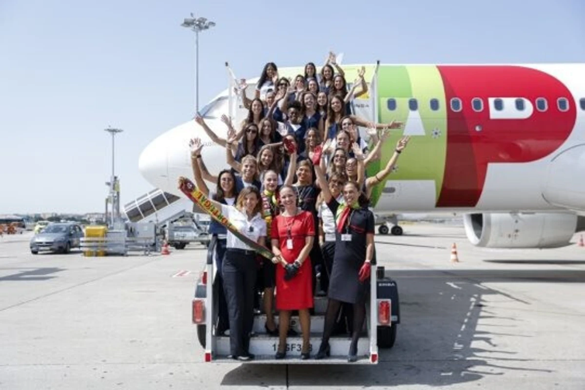 Seleção feminina após aterrar na Suíça (créditos: FPF)